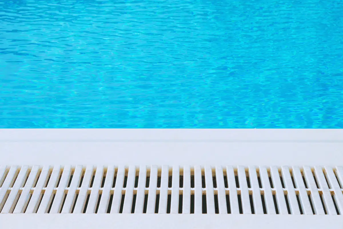 como-limpar-a-borda-da-piscina-corretamente