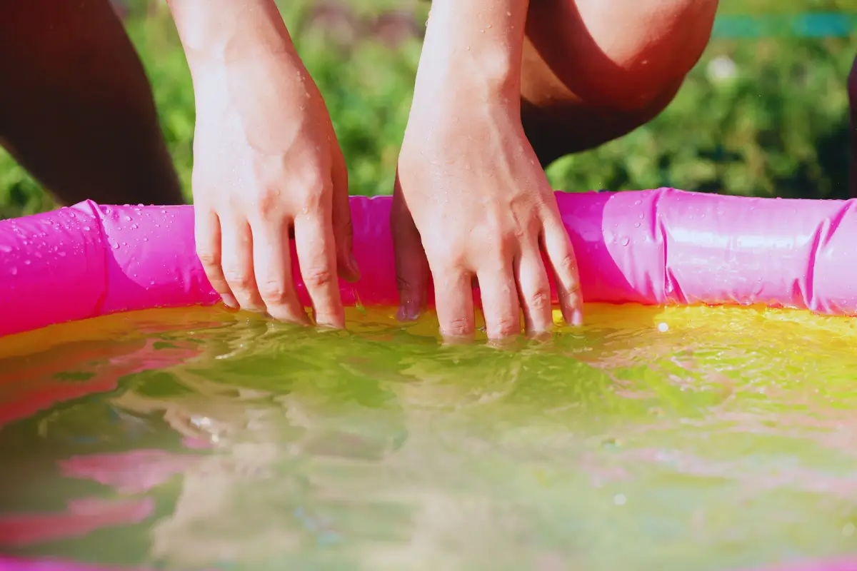 como-limpar-piscina-de-plastico-cheia-de-agua